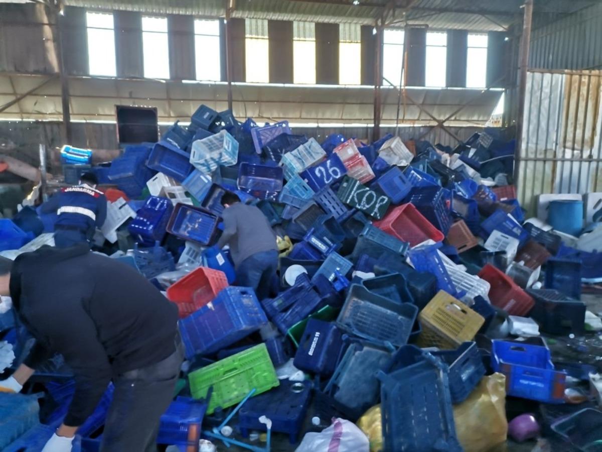 Plastik kasa hırsızları su&ccedil;&uuml;st&uuml; yakalandı
