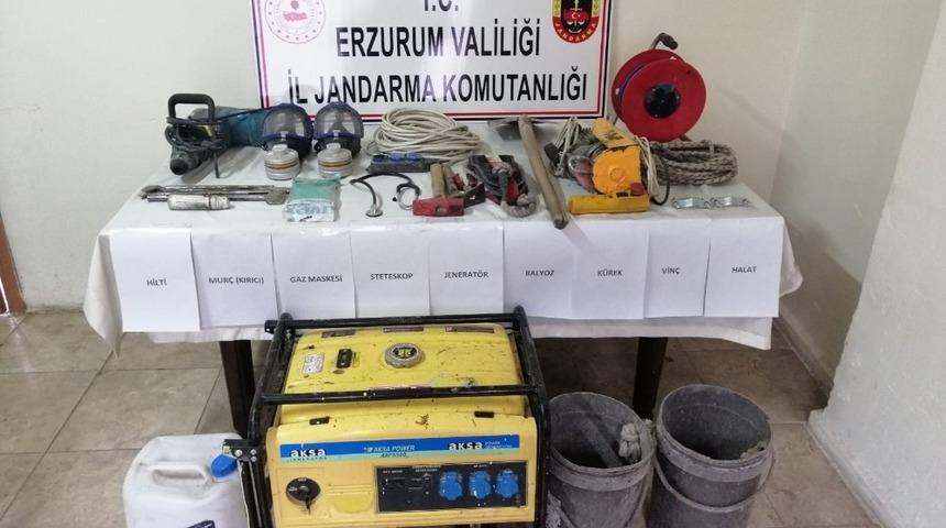 Jandarmadan ka&ccedil;ak kazı yapanlara su&ccedil; &uuml;st&uuml;