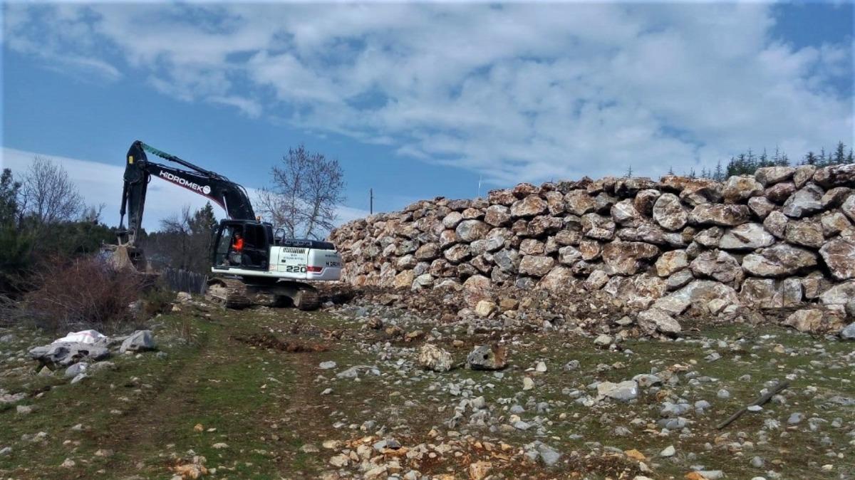 Heyelan riskine karşı okulun &ccedil;evresine istinat duvarı &ouml;r&uuml;ld&uuml;