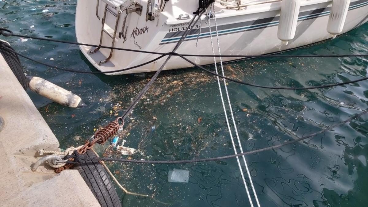 Dat&ccedil;a&rsquo;da deniz y&uuml;zeyindeki kirlilik g&ouml;ze &ccedil;arpıyor