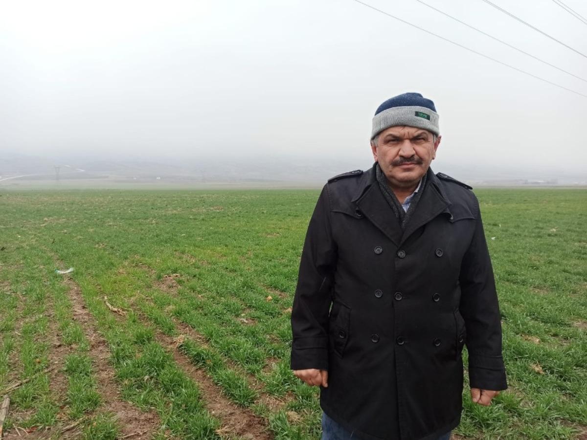 Suya kanan toprak &ccedil;ift&ccedil;iyi mutlu etti