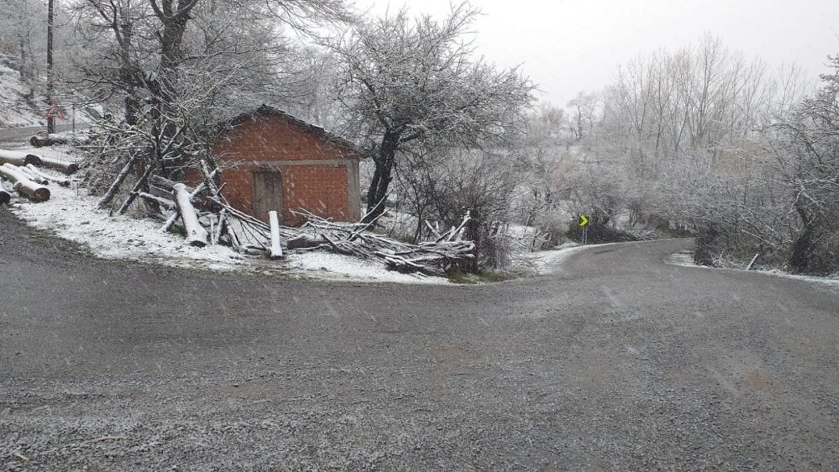 Balıkesir&rsquo;in y&uuml;ksek kesimlerine kar yağdı