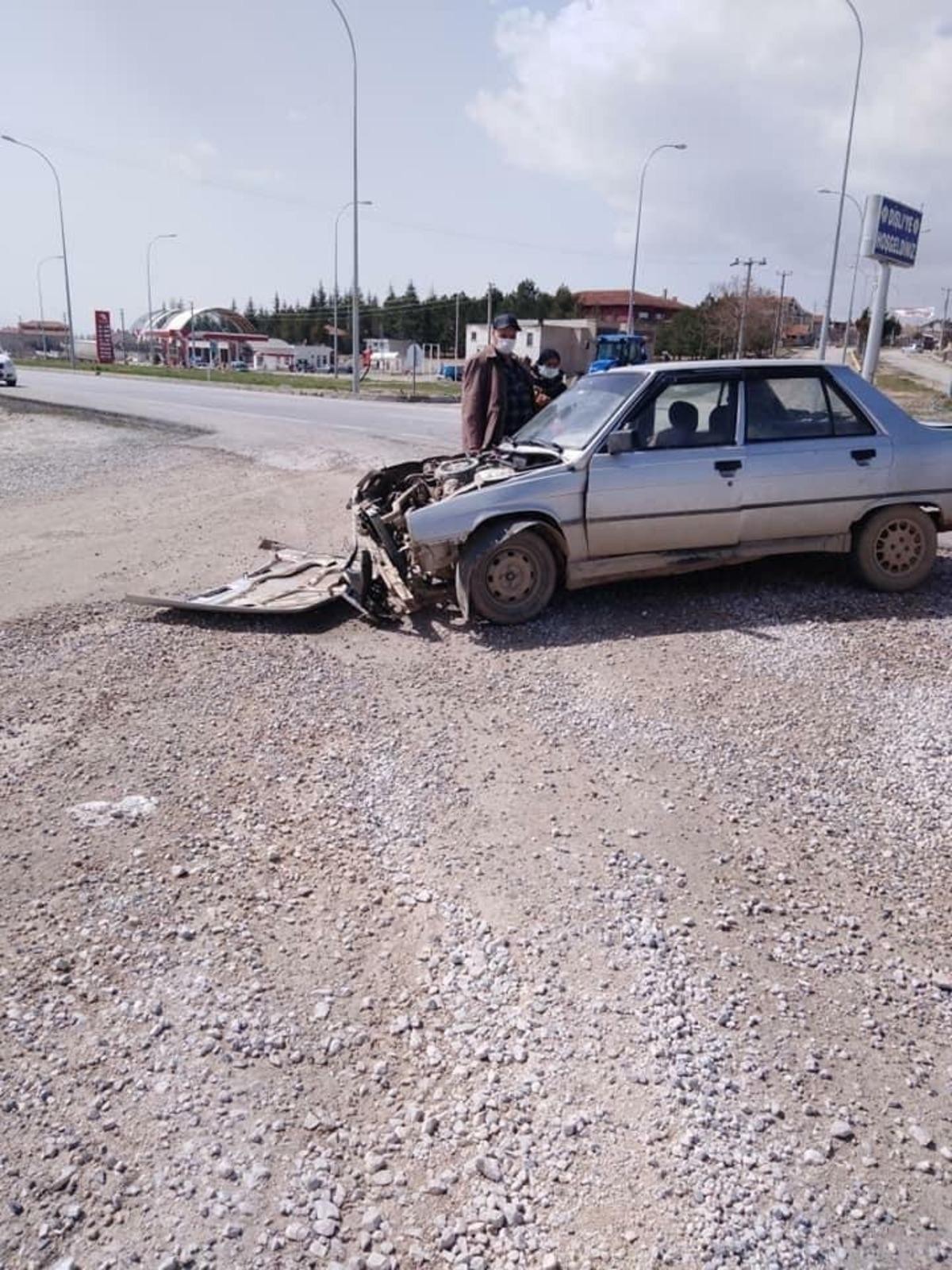 Bolvadin&rsquo;de trafik kazası: 2 yaralı