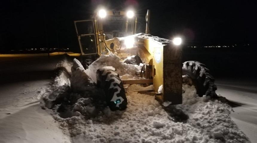 Kar ve tipiden yolu kapanan k&ouml;ydeki hasta 6 saat s&uuml;ren yol a&ccedil;ma &ccedil;alışmaları sonucu hastaneye kaldırıldı