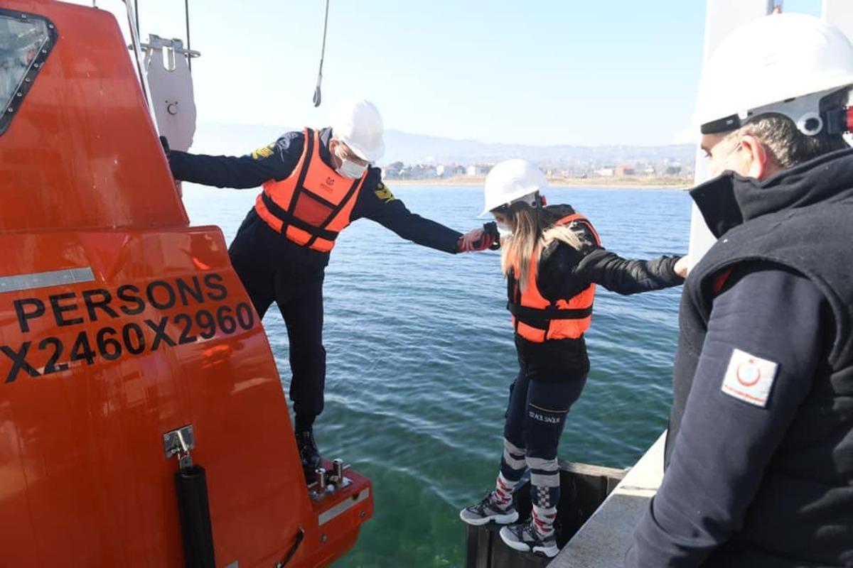 Asker&icirc; acil yardım personeline, denizde hastaya m&uuml;dahale eğitimi