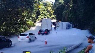 Brezilya’da kriz bitmiyor! Oksijen taşıyan tır devrildi