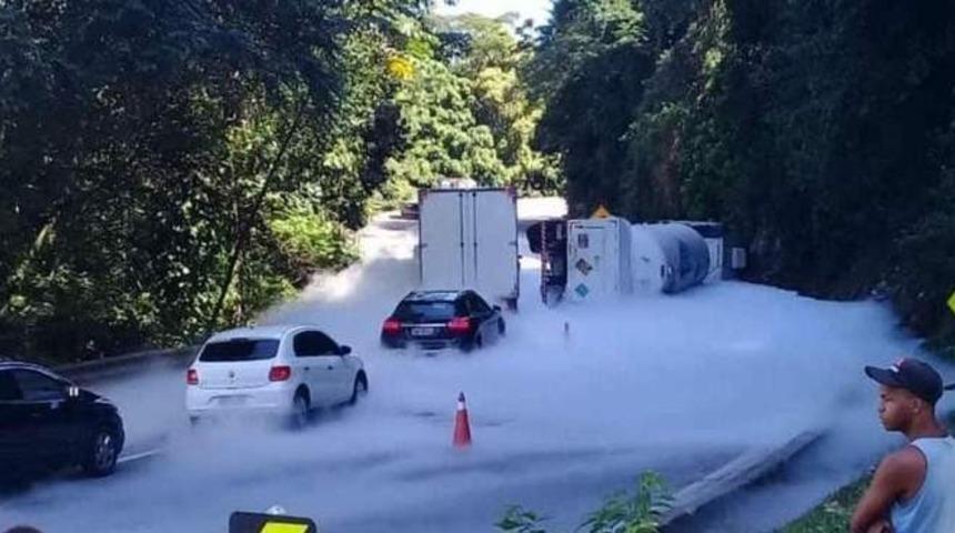 Brezilya’da kriz bitmiyor! Oksijen taşıyan tır devrildi