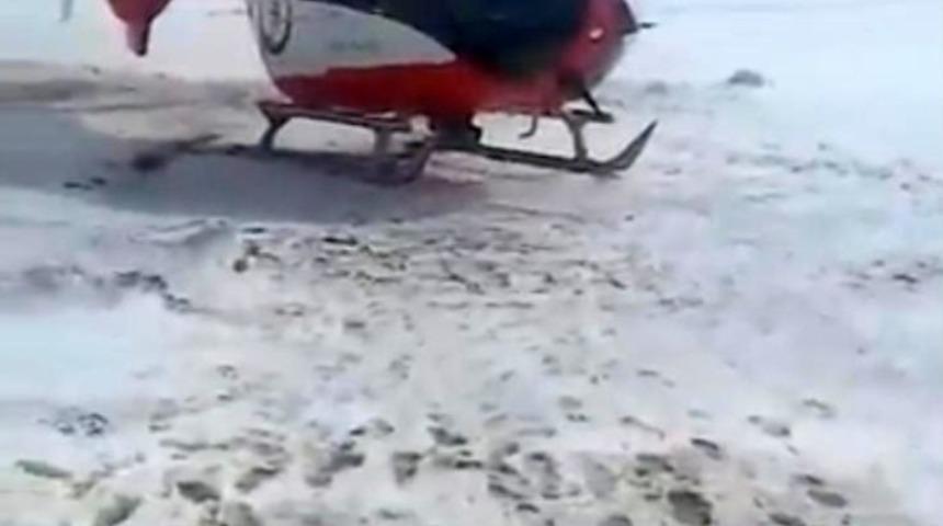 Ambulans helikopter k&ouml;yde mahsur kalan hamile kadın i&ccedil;in havalandı