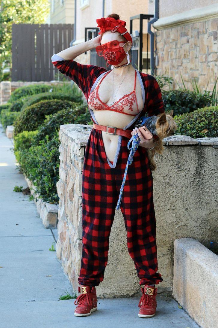 Phoebe Price'ın arkadan pencereli kıyafeti olay oldu G4