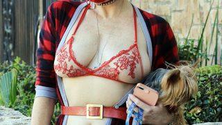 Phoebe Price'ın arkadan pencereli kıyafeti olay oldu