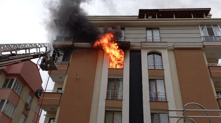 'İçeride baygın yatan kadın var' feryadı yürek dağladı! Şarja takılı cep telefonu evi yaktı 