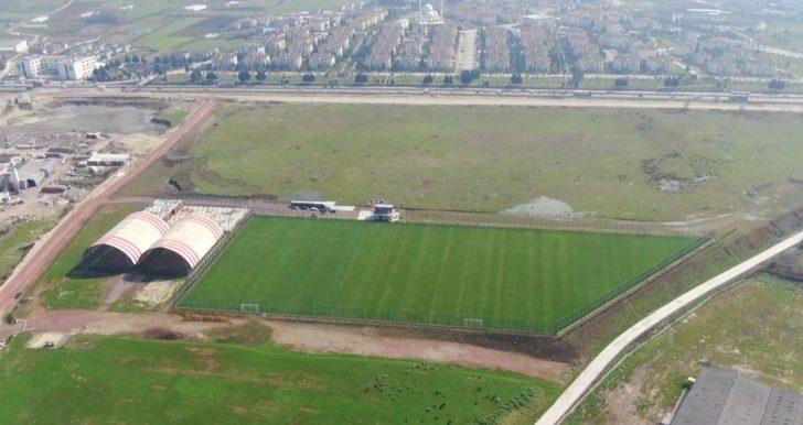 Boş araziyi kamyonlar dolusu malzeme ile dev spor tesisine dönüştürdüler G1