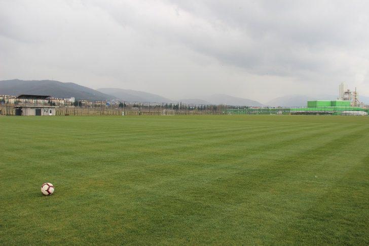 Boş araziyi kamyonlar dolusu malzeme ile dev spor tesisine dönüştürdüler G3