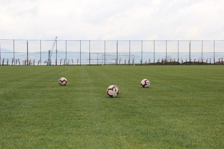 Boş araziyi kamyonlar dolusu malzeme ile dev spor tesisine dönüştürdüler G5