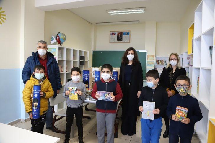Kartal Belediyesinden Hesna Gündeş İlkokuluna kitap bağışı G3