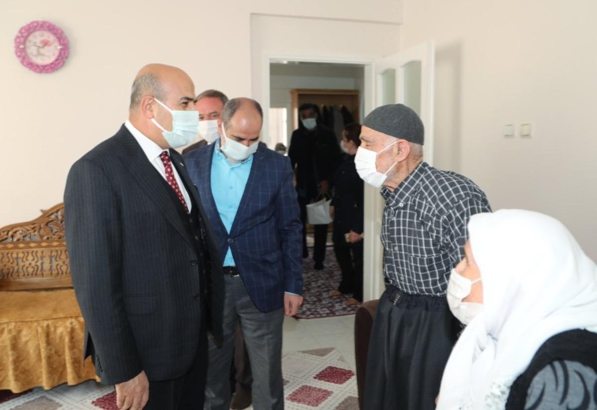 Vali Demirtaş yaşlıları unutmadı