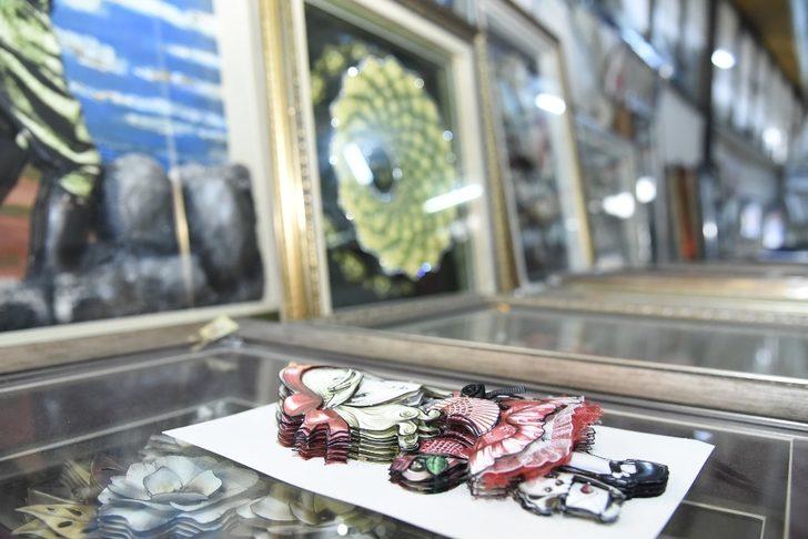 Kağıtları keserek 3 boyutlu tablo yapıyorlar G3