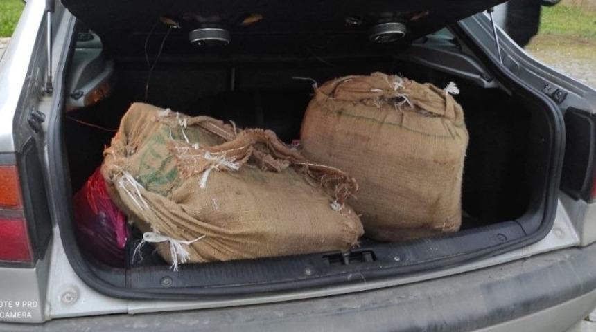 Polisten ka&ccedil;an ara&ccedil;tan 53 kilo uyuşturucu &ccedil;ıktı