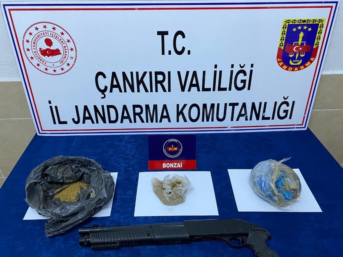 Jandarmadan uyuşturucu satıcılarına su&ccedil;&uuml;st&uuml; operasyon
