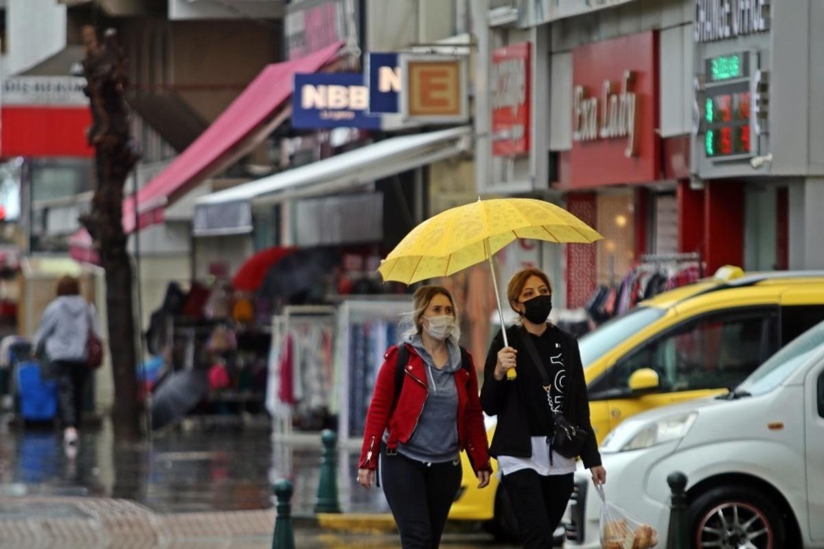 Antalya&rsquo;da yağışlı hava hayatı olumsuz etkiledi