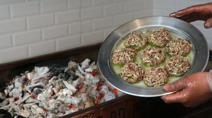 12 yıllık mesleğini bırakıp tatlıcı oldu! 'Fıstık bombası' satıyor