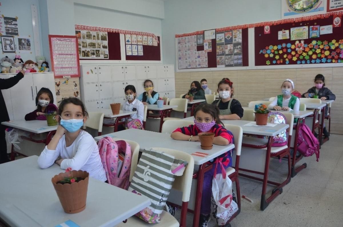 Fidanlara ilk can suyu miniklerden