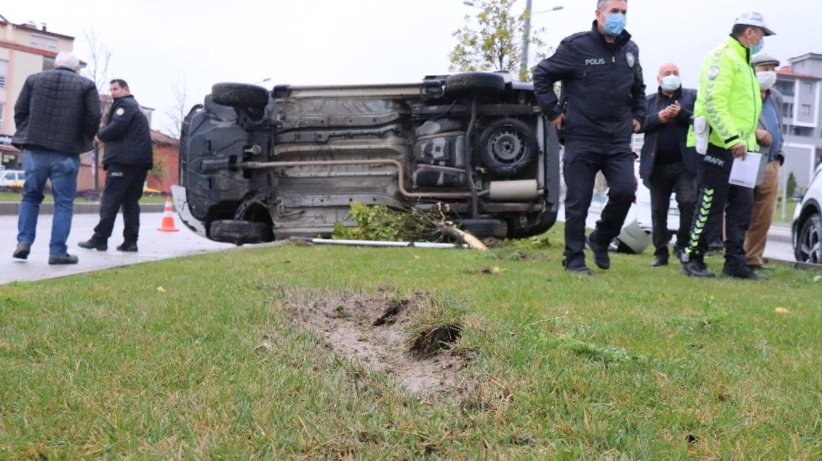 Yağışta kontrolden &ccedil;ıkan ara&ccedil; orta ref&uuml;je &ccedil;ıkarak yan yattı