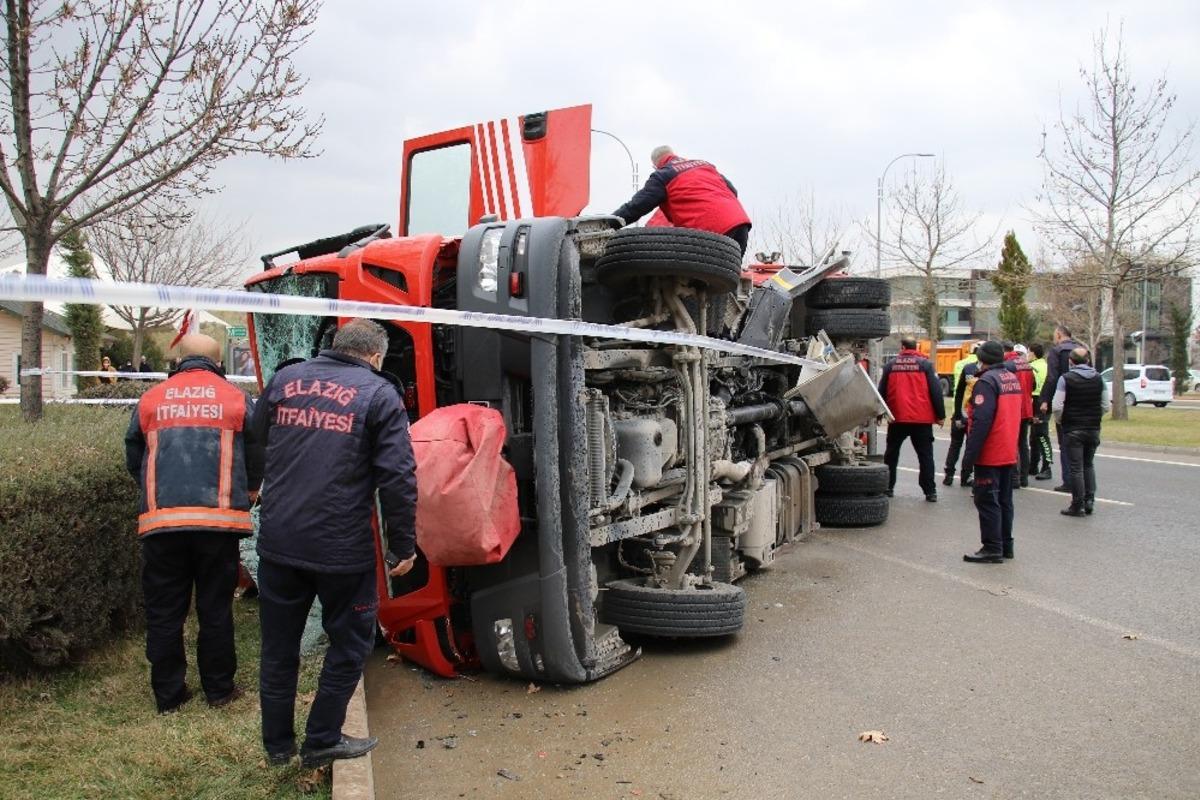 Elazığ&rsquo;da itfaiye aracı ile otomobil &ccedil;arpıştı: 7 yaralı