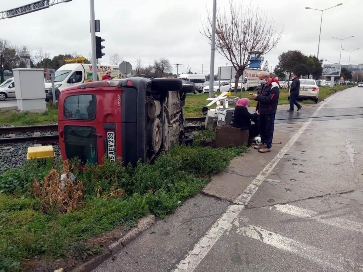 Samsun&rsquo;da hafif ticari ara&ccedil; demir yolu kenarına devrildi: 1 yaralı