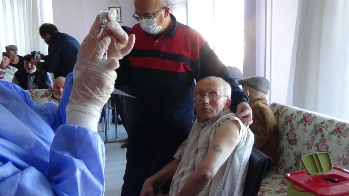 Burdur&rsquo;da 70 bin 64 kişi CoronaVac aşısı oldu