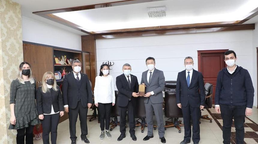 Eğitime 10 bin tablet desteğine teşekk&uuml;r plaketi