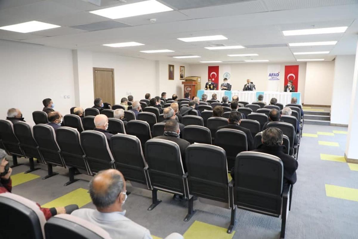 Covid-19 vaka artışının en &ccedil;ok yaşandığı 5 ilden bir olan Erzincan&rsquo;da muhtarlar, din ve eğitim g&ouml;revlileriyle toplantı yapıldı