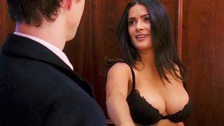 54 yaşındaki Salma Hayek kıvrımlarını sergiledi