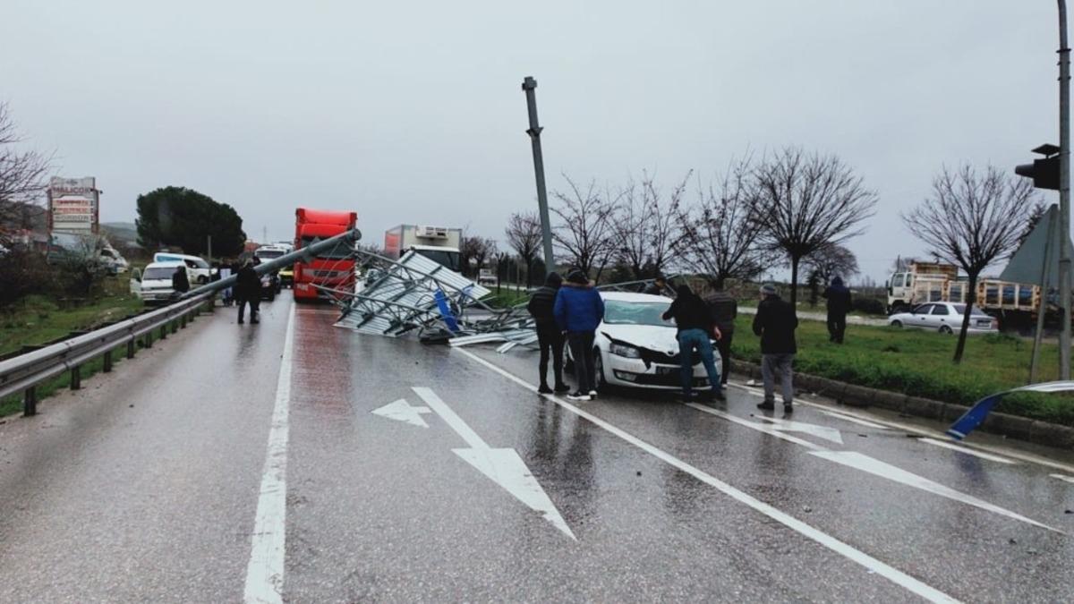 Tır tabelaları u&ccedil;urdu, Bursa-Yalova yolunda trafik durdu