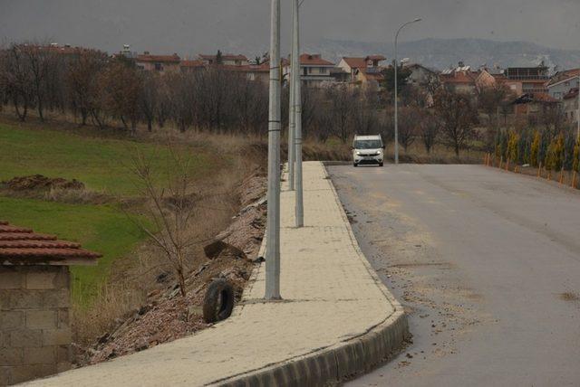 Gediz’de kaldırım yenileme çalışmaları