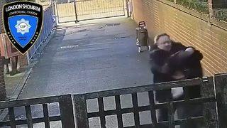 İngiltere’de hamile kadını kafasına yastık kılıfı geçirerek darp etti