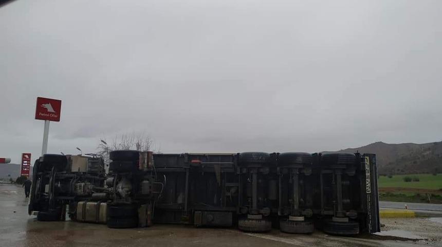 Nallıhan Ankara karayolunda tır devrildi