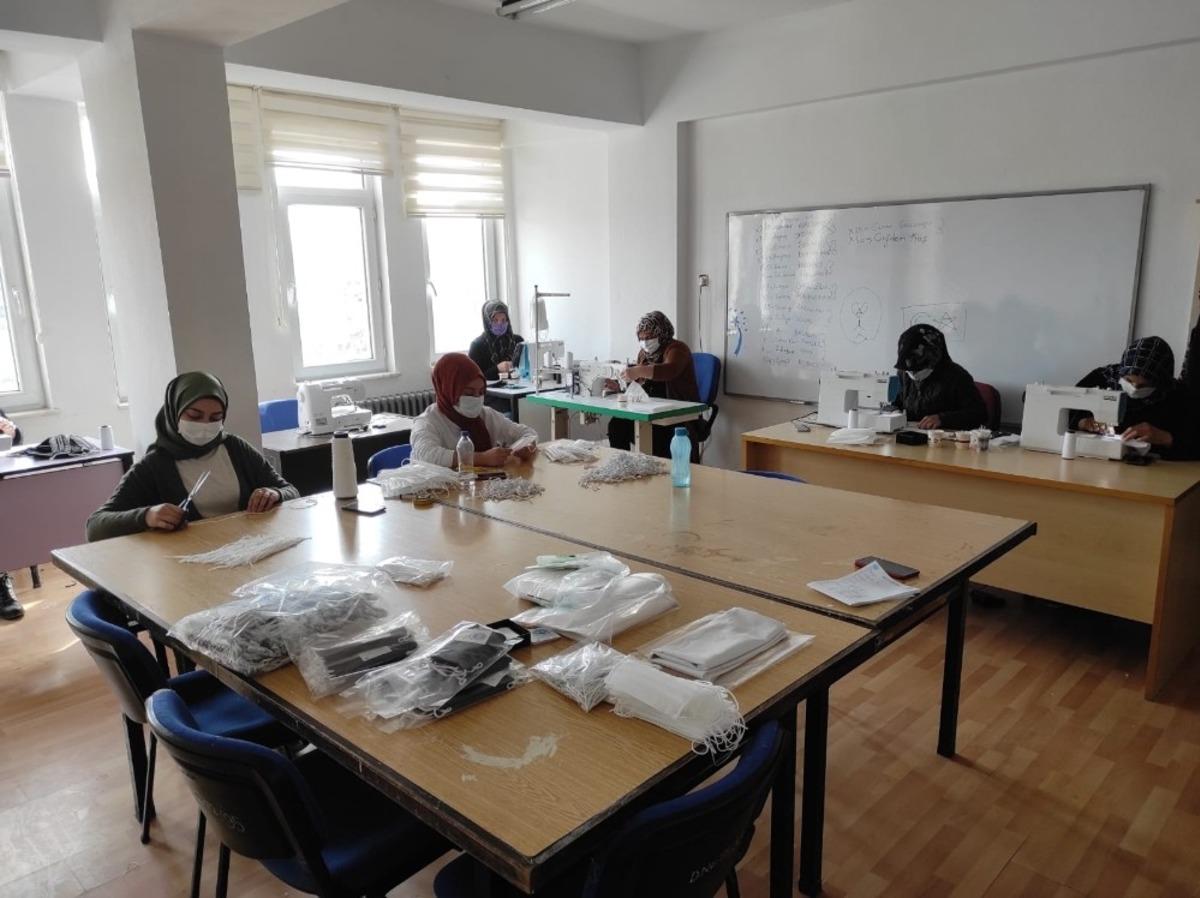 Tomarza&rsquo;da g&uuml;nl&uuml;k bin maske &uuml;retiliyor