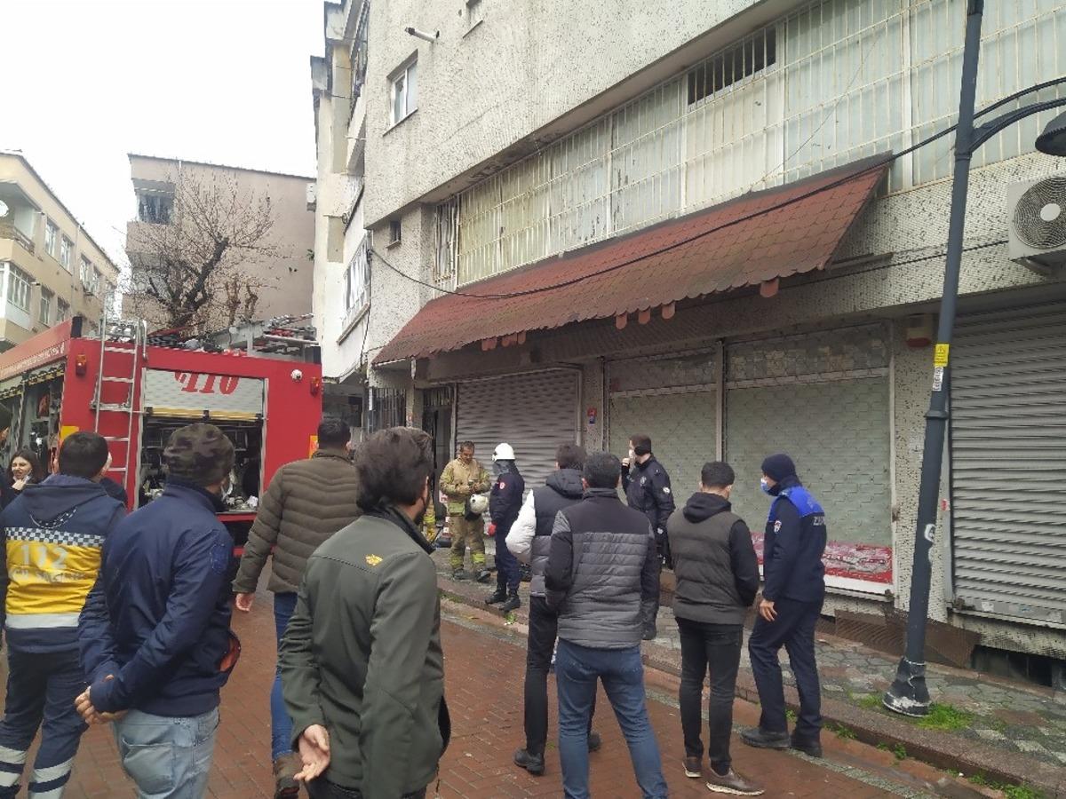 Zeytinburnu&rsquo;nda bodrum katında yangın: 1&rsquo;i ağır 2 kişi yaralandı