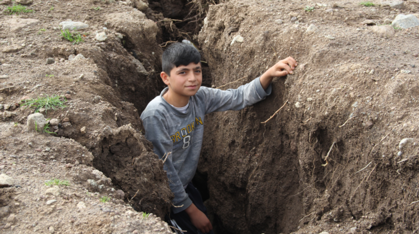 Bölge halkı diken üstünde! İnsan boyunda yarıklar oluştu: 'Geceleri kaydığımızı hissediyoruz'