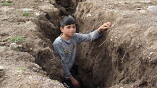 Bölge halkı diken üstünde! İnsan boyunda yarıklar oluştu: 'Geceleri kaydığımızı hissediyoruz'