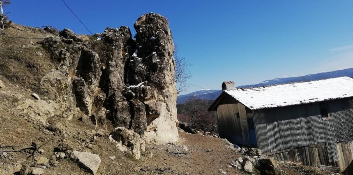 K&ouml;yl&uuml;lerin uykularını ka&ccedil;ıran kaya ortadan kaldırıldı