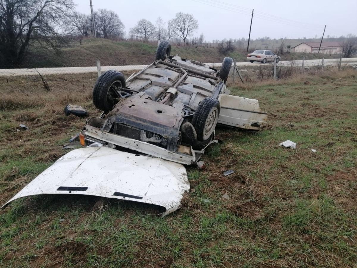 Kontrolden &ccedil;ıkan ara&ccedil; takla atıp tarım arazisine devrildi