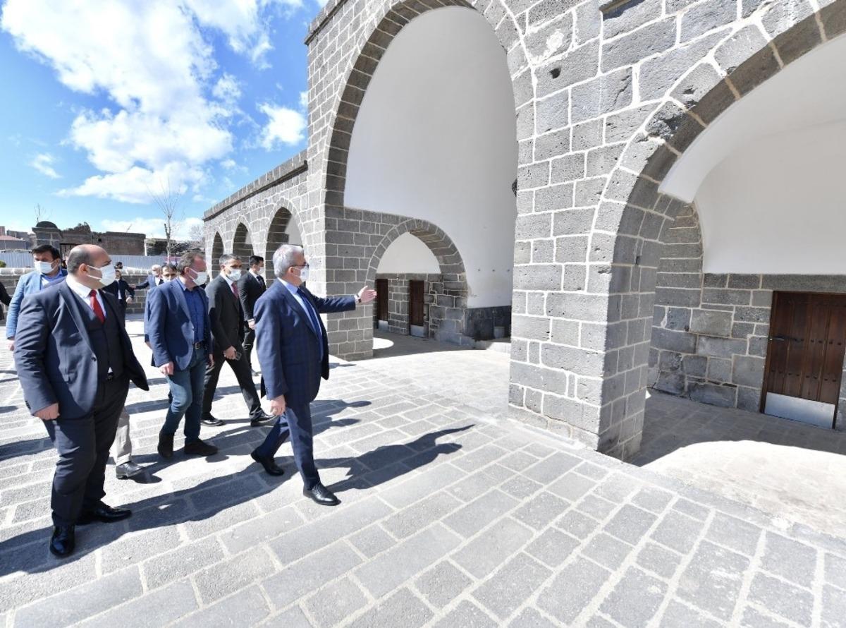Diyarbakır&rsquo;da Kurşunlu Cami &ccedil;evresinde peyzaj &ccedil;alışması s&uuml;r&uuml;yor