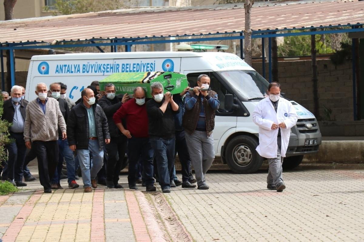 Kocası tarafından &ouml;ld&uuml;r&uuml;len kadın g&ouml;zyaşları arasında toprağa verildi