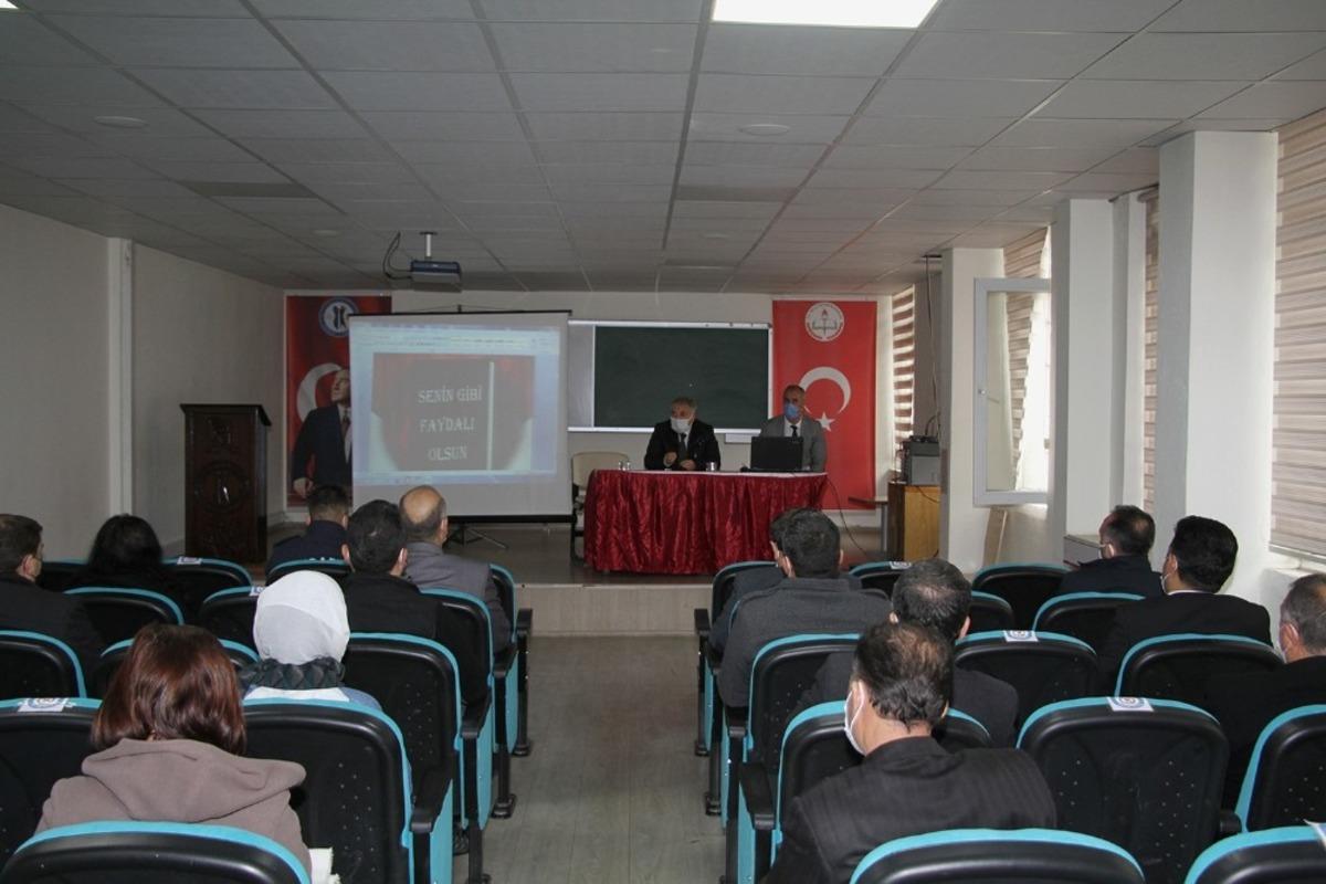 Kula&rsquo;da memurlar &ouml;ğrencilere kitap hediye edecek