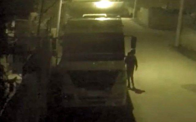 Tırdan söktüğü 60 kiloluk aküyü kucaklayıp kaçtı 1