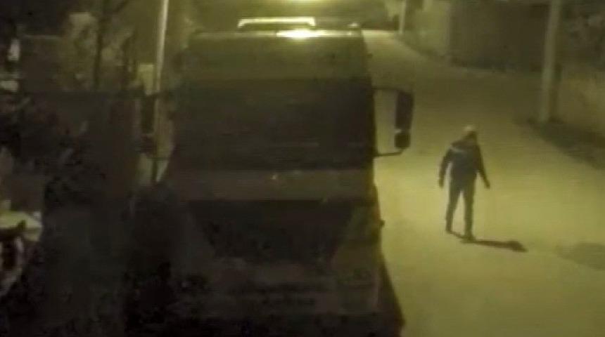 Tırdan s&ouml;kt&uuml;ğ&uuml; 60 kiloluk ak&uuml;y&uuml; kucaklayıp ka&ccedil;tı