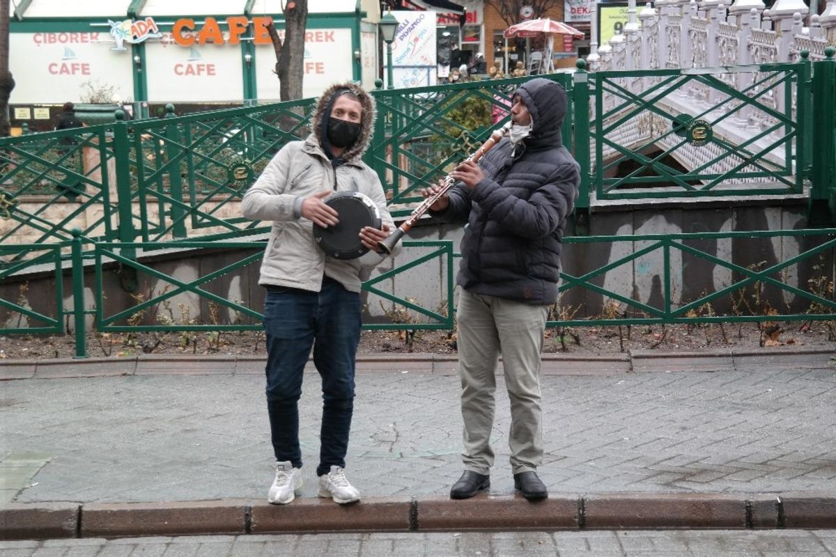 Yağışlı hava sokak sanat&ccedil;ılarını durduramadı