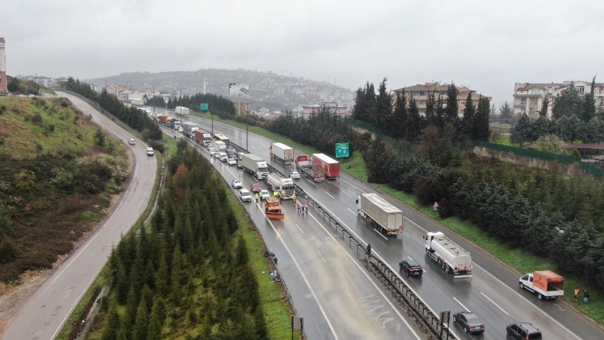 4 kişinin yaralandığı zincirleme trafik kazası, TEM&rsquo;i trafiğe kapattı